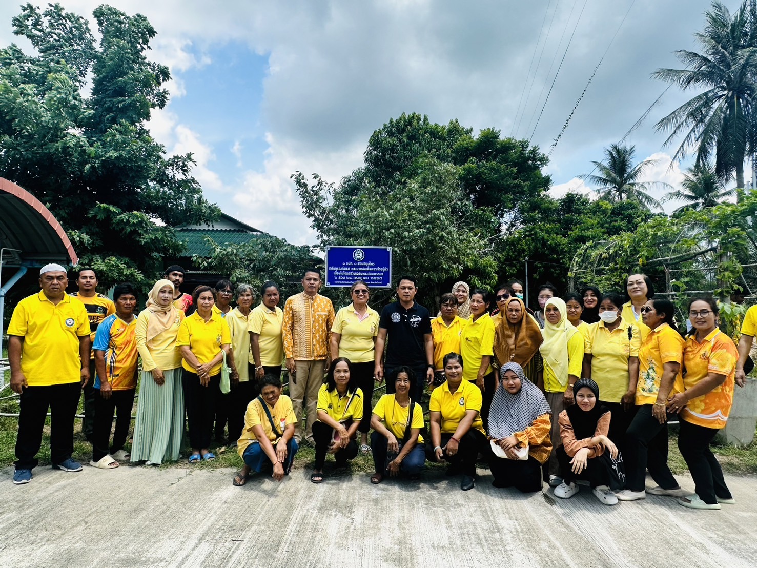 วันที่ 31 ก.ค.67 องค์การบริหารส่วนตำบลดอนจัดโครงการส่งเสริมการดำรงชีวิต ตามแนวพระราชดำริปรัชญาเศรษฐกิจพอเพียง (1 อปท. 1 สวนสมุนไพรเฉลิมพระเกียรติ พระบาทสมเด็จพระเจ้าอยู่หัวเนื่องในโอกาสพระราชพิธีมหามงคลเฉลิมพระชนมพรรษา 6 รอบ 28 กรกฎาคม 2567) โดยจัดให้มีกิจกรรมเฉลิมพระเกียรติฯ กิจกรรมสาธิตการทำผลิตภัณฑ์แปรรูปสมุนไพร การทำสมุนไพรไล่ยุง และการขยายพันธุ์สมุนไพรหายาก ใกล้สูญพันธุ์ ได้แก่ บอระเพ็ด เหงือกปลาหมอ และหนุมานประสานกาย กิจกรรมดังกล่าวได้รับความสนใจจากเด็กและเยาวชน และผู้เข้าร่วมโครงการ ทั้งยังได้แสดงออกถึงความจงรักภักดีและเฉลิมพระเกียรติพระบาทสมเด็จพระเจ้าอยู่หัวเนื่องในโอกาสพระราชพิธีมหามงคลเฉลิมพระชนมพรรษา  6 รอบ 28 กรกฎาคม 2567