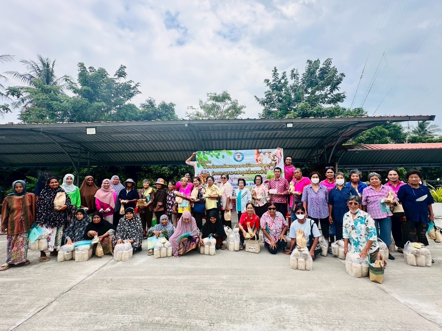 วันที่ 8 เดือนกรกฎาคม พ.ศ.2568 เวลา 08.30 น.จัดกิจกรรมโครงการส่งเสริมการพัฒนาคุณภาพชีวิตของผู้สูงอายุ ประจำปีงบประมาณ 2568 โดย นายมะสายดี เจะมิง นายกองค์การบริหารส่วนตำบลดอน มอบหมายให้ นางปิ่นนรา แก้วทอง
รองนายกองค์การบริหารส่วนตำบลดอน 
เป็นประธานในพิธีเปิดโครงการ ผลการดำเนินงานเป็นไปด้วยความเรียบร้อย