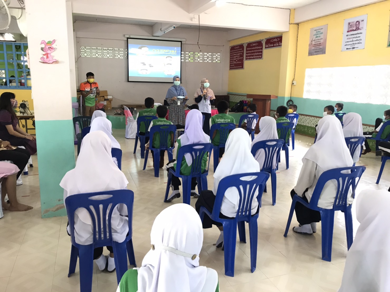  กองทุนหลักประกัน​สุขภาพตำบลดอน​ ร่วมกับ​ โรงเรียนบ้านราวอ จัดโครงการป้องกันการแพร่ระบาดโควิด-19​ เพื่อป้องกันการแพร่ระบาดของเชื้อไวรัสโคโรนาในสถานศึกษาในช่วงเปิดภาคเรียน​ 1​ ก.ค.2563​ โดยมีกิจกรรมการอบรมให้ความรู้​เกี่ยวกับการดูแลตัวเอง​ให้ห่างไกลโรคโควิด-19​ ตามแนวทาง​ New​ Normal และฝึกปฏิบัติการจัดทำหน้ากากอนามัยให้แก่นักเรียนเพื่อใช้ในช่วงเปิดภาคเรียน