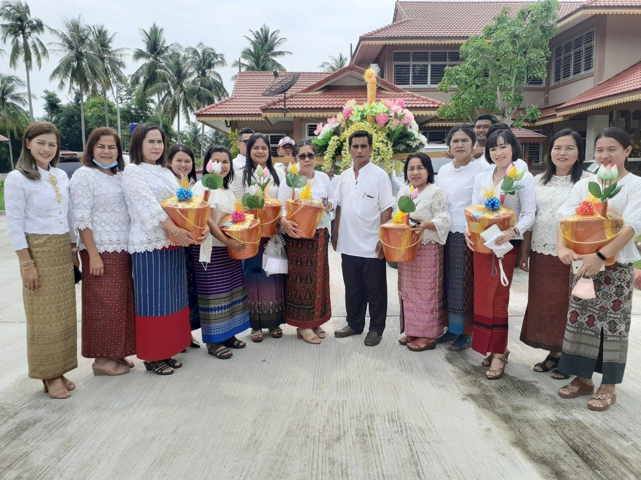 องค์การบริหาร​ส่วน​ต​ำ​บล​ดอน​ ร่วม​กับ​ โรงเรียน​วุฒิ​ชัยวิทยา​ โรงเรียนบ้านดอน(นุ้ยนิธยาคาร)​ ชมรมข้าราชการบำนาญและพุทธศาสนิกชนชาวตำบลดอน​ จัดโครงการ​แห่เทียน​พร​รษาตำบลดอนขึ้น​  โดยมี  นายวิภาค​ ภู่เพชร​  นายอำเภอปะนาเระ​ พร้อมด้วย​ นายทักษิณ​  ปุ๋ย​ชุม​ผล​นายก​อบต.​ สมาชิกสภา​อบต.​ ปลัด​อบต.​ พนักงานเจ้าหน้าที่อบต.​ ผอ.โรงเรียนวุฒิ​ชัย​วิทยา​ คณะครู​  นักเรียนและพุทธศาสนิกชนชาวตำบลดอน​ เข้าร่วมกิจกรรมถวายเทียนพรรษา​และจตุปัจจัยไทยธรรมให้แก่พระภิกษุสงฆ์​  ณ​ วัดดอนกลางและวัดดอนตะวันออก​  อำเภอปะนาเระ​ จังหวัดปัตตานี 